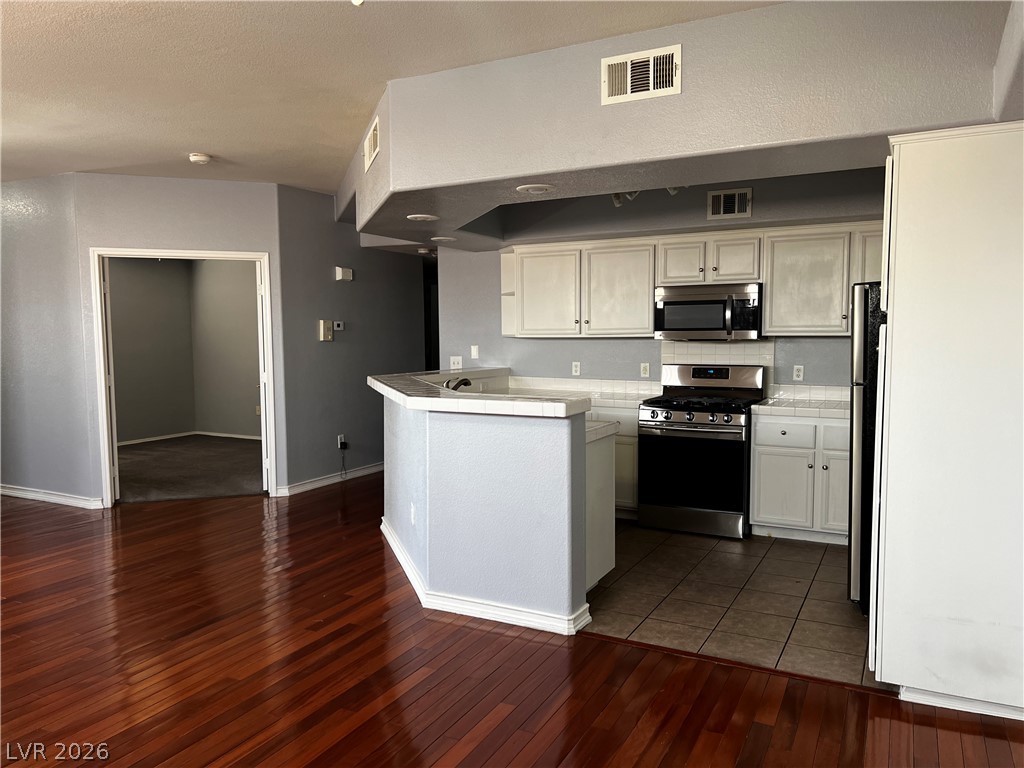 6905 Cobre Azul Avenue 202 Property Photo 4