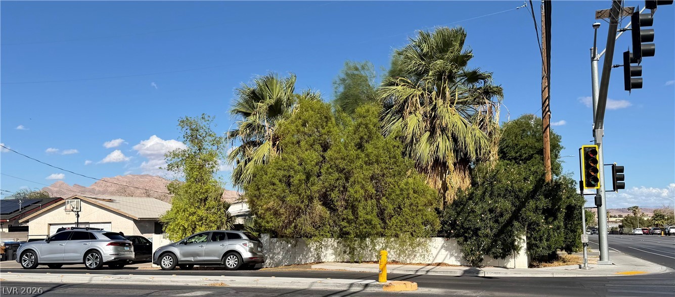 4624 East Desert Inn Road Property Photo 3