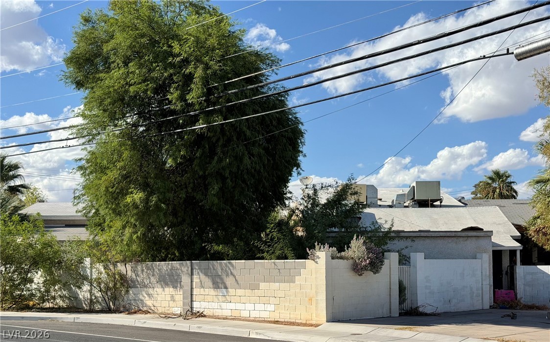 4624 East Desert Inn Road Property Photo 5
