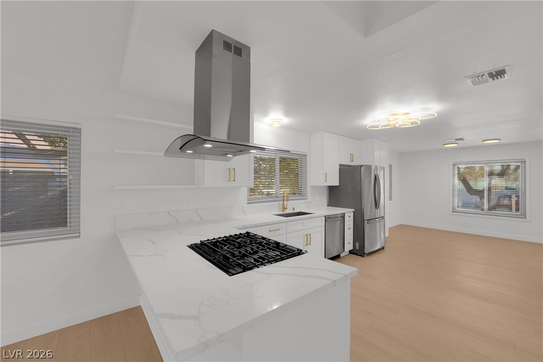 2353 Moorpark Way Property Photo 4