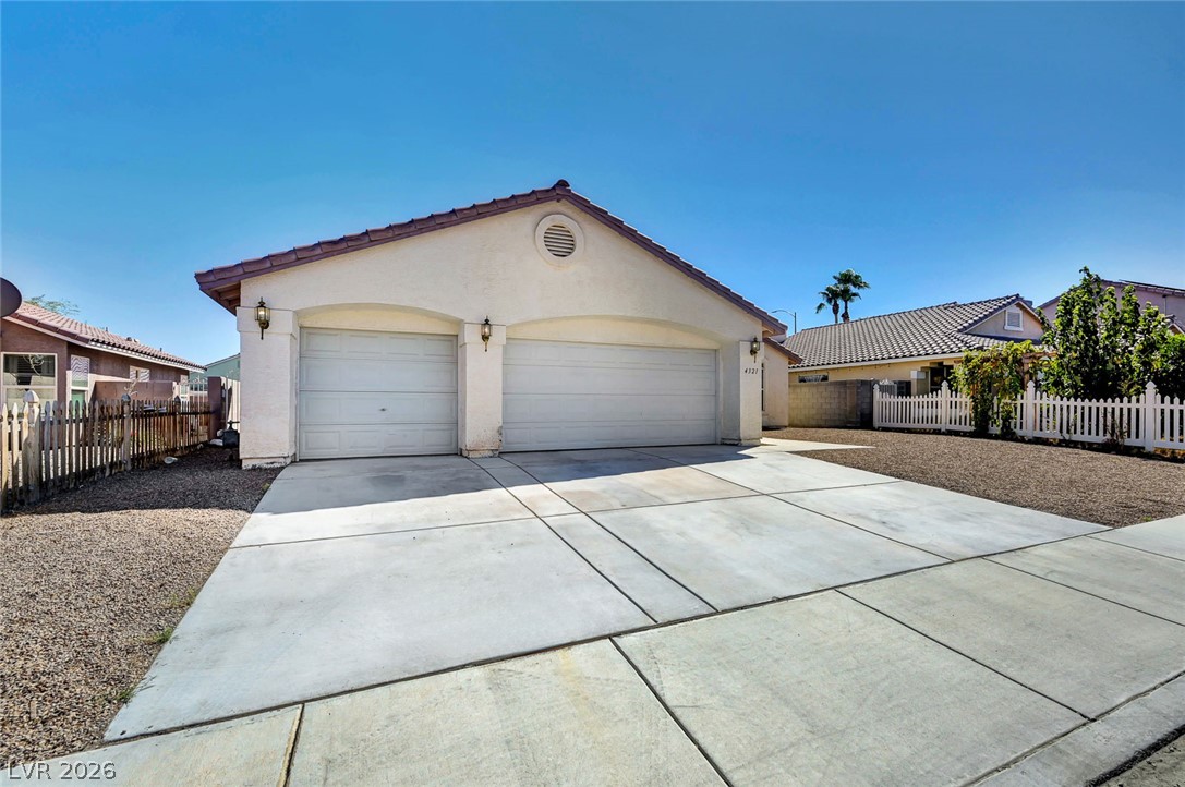 4321 Roaming Breeze Road Property Photo 3