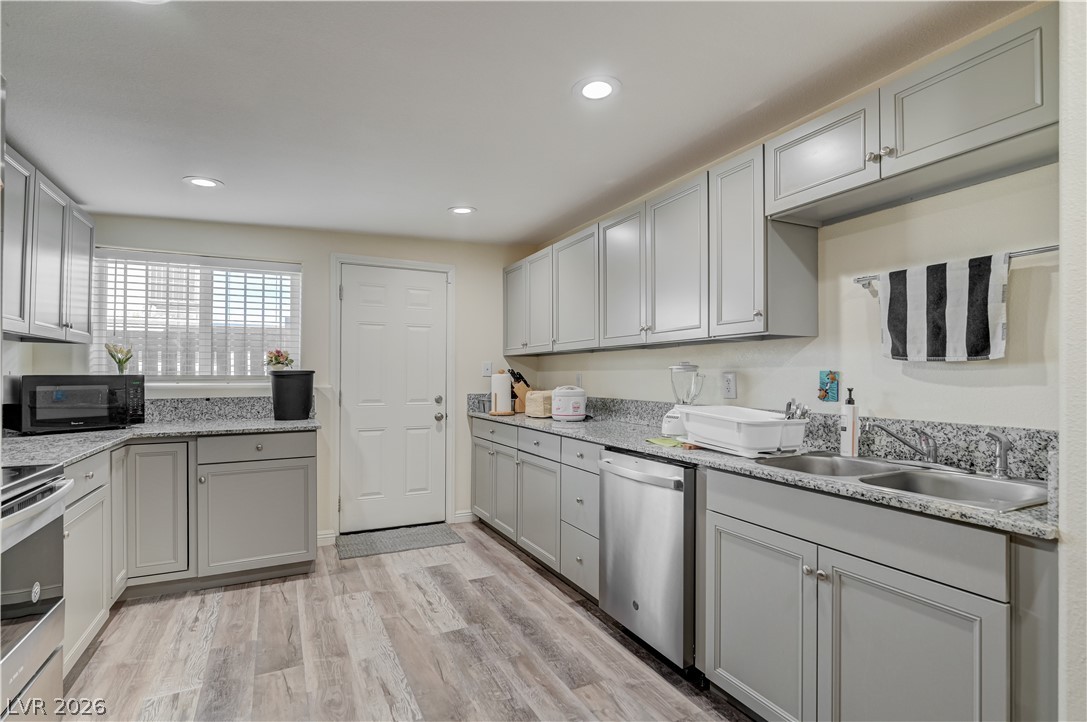 5093 Sun Valley Drive Property Photo 1