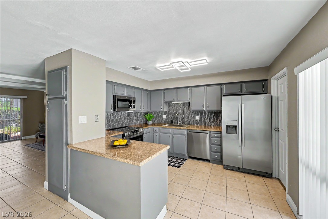 572 Willow Green Drive Property Photo 1