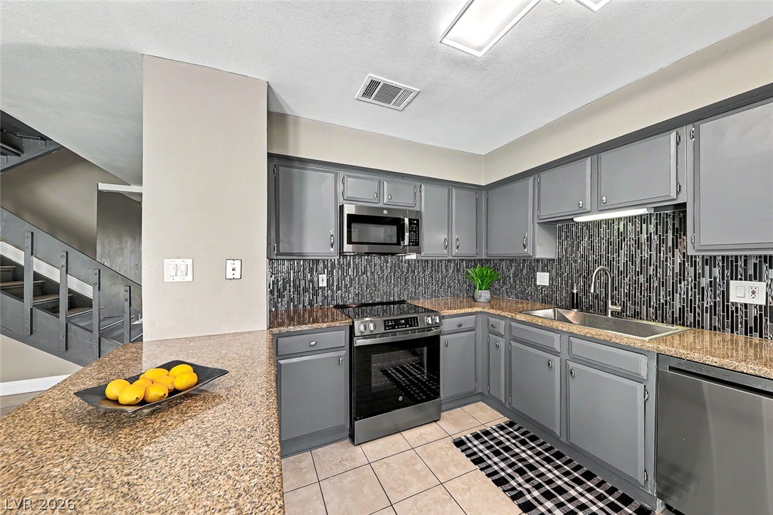 572 Willow Green Drive Property Photo 3