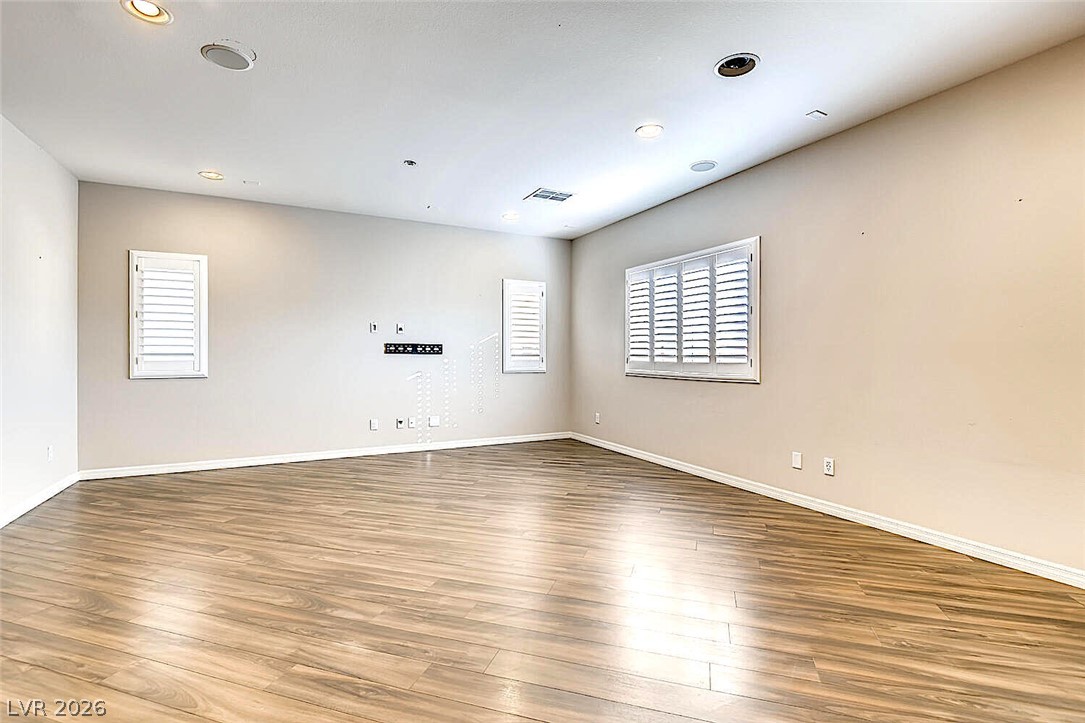 8117 Ancient Oaks Avenue Property Photo 6