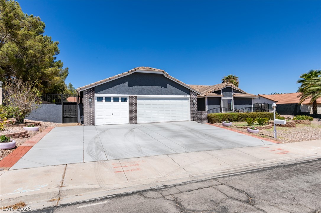 3222 East Oquendo Road Property Photo 2