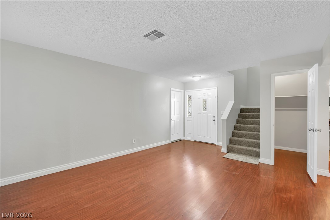 8136 Spur Court Property Photo 3
