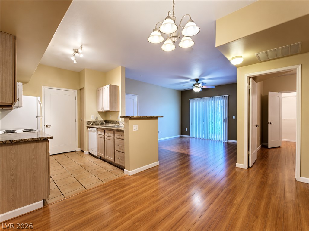 2615 West Gary Avenue 2056 Property Photo 2