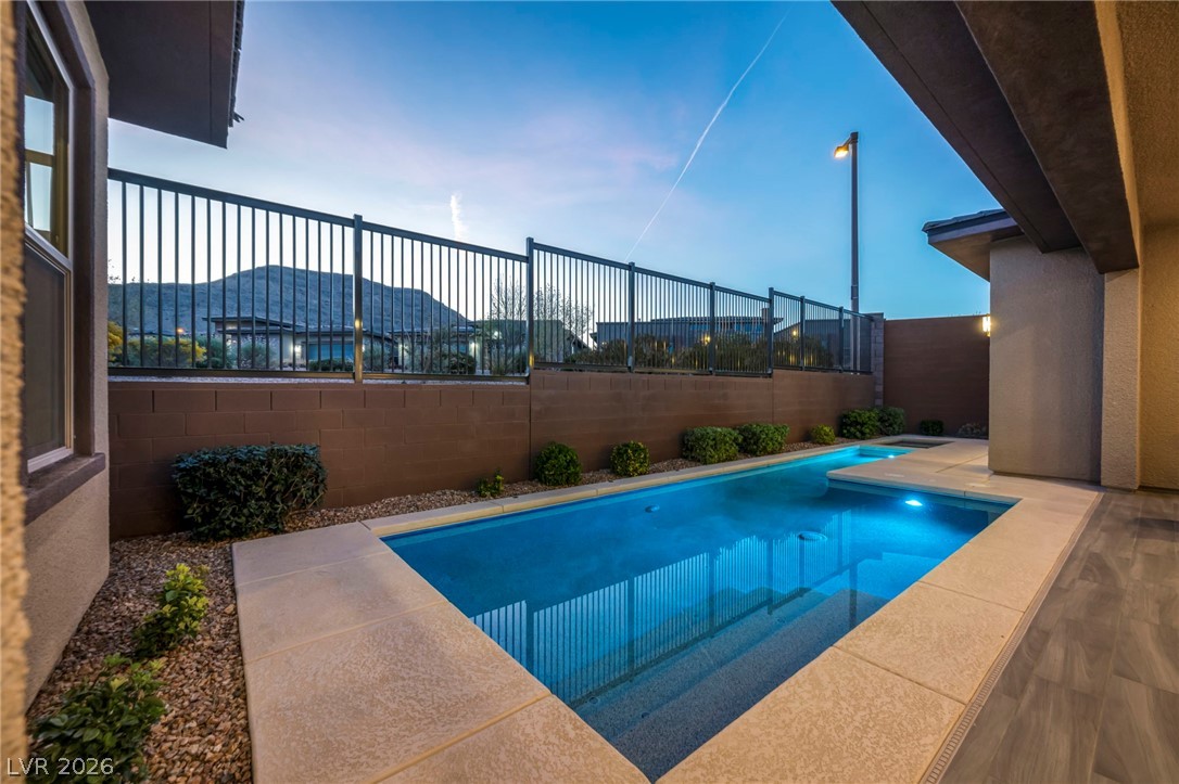 6675 Desert Crimson Street Property Photo 5