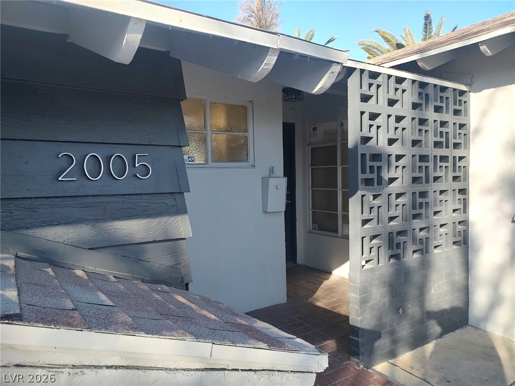 2005 East Oakey Boulevard Property Photo 2