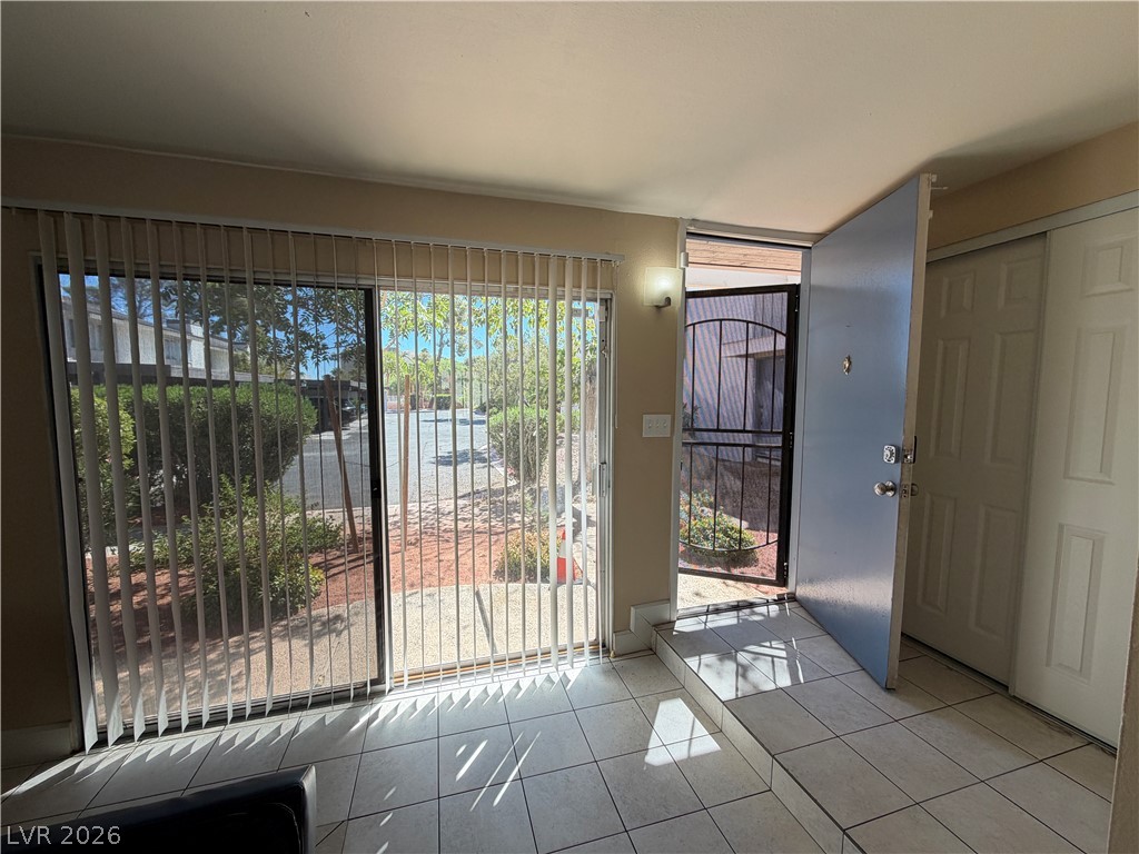 570 Willow Green Drive Property Photo 6