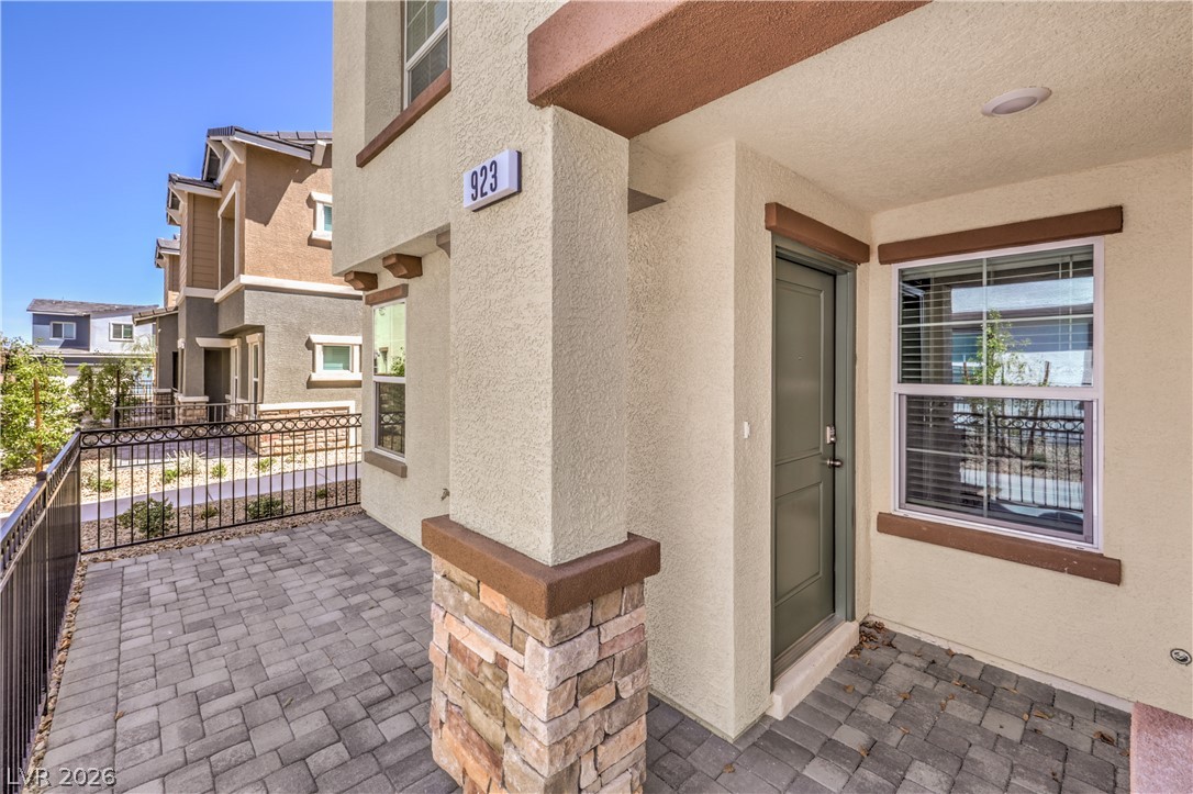923 Pink Sugerbird Street Property Photo 3