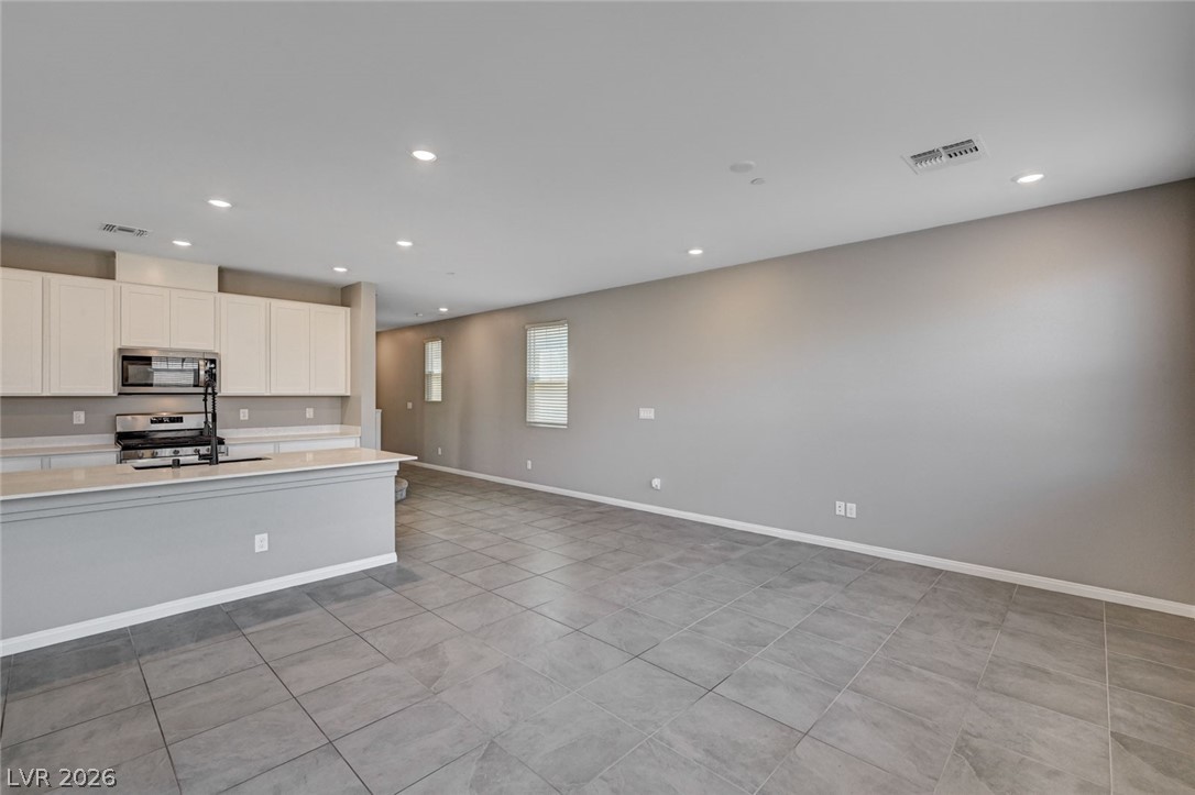 2570 Ofanto Street Property Photo 9