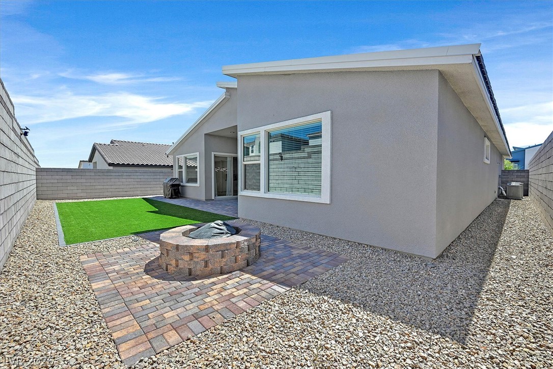 10284 Arrow Range Avenue Property Photo 25