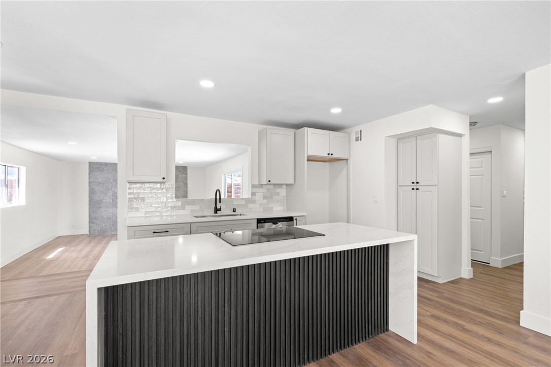 1921 Manhattan Drive Property Photo 6