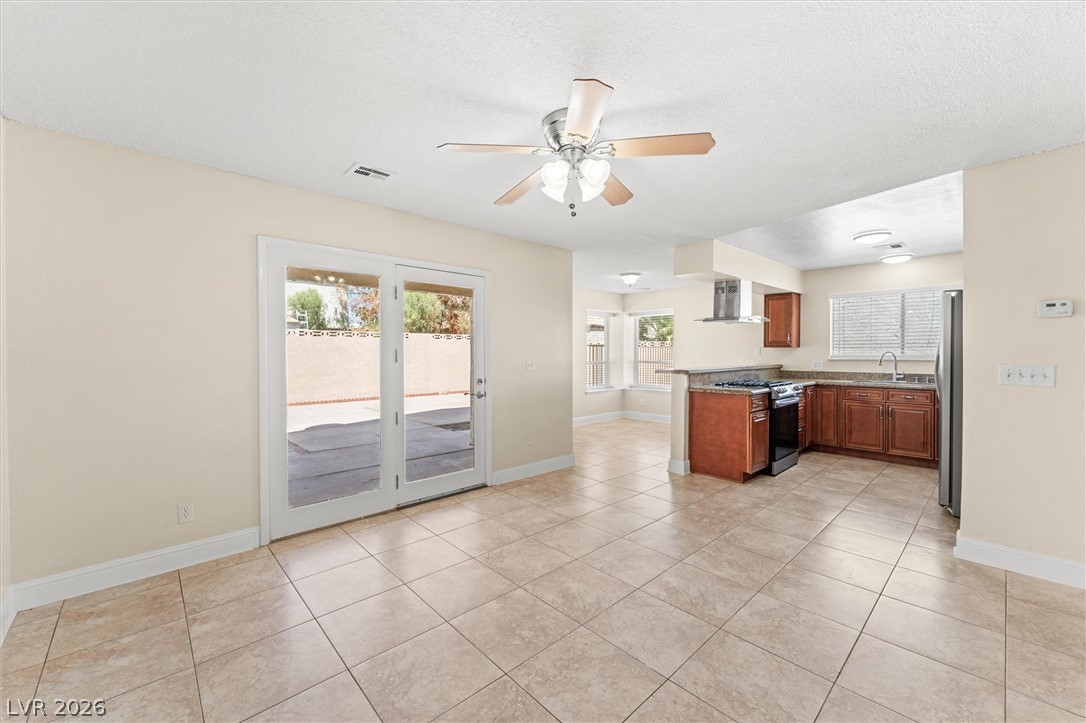 5570 White Cap Street Property Photo 5