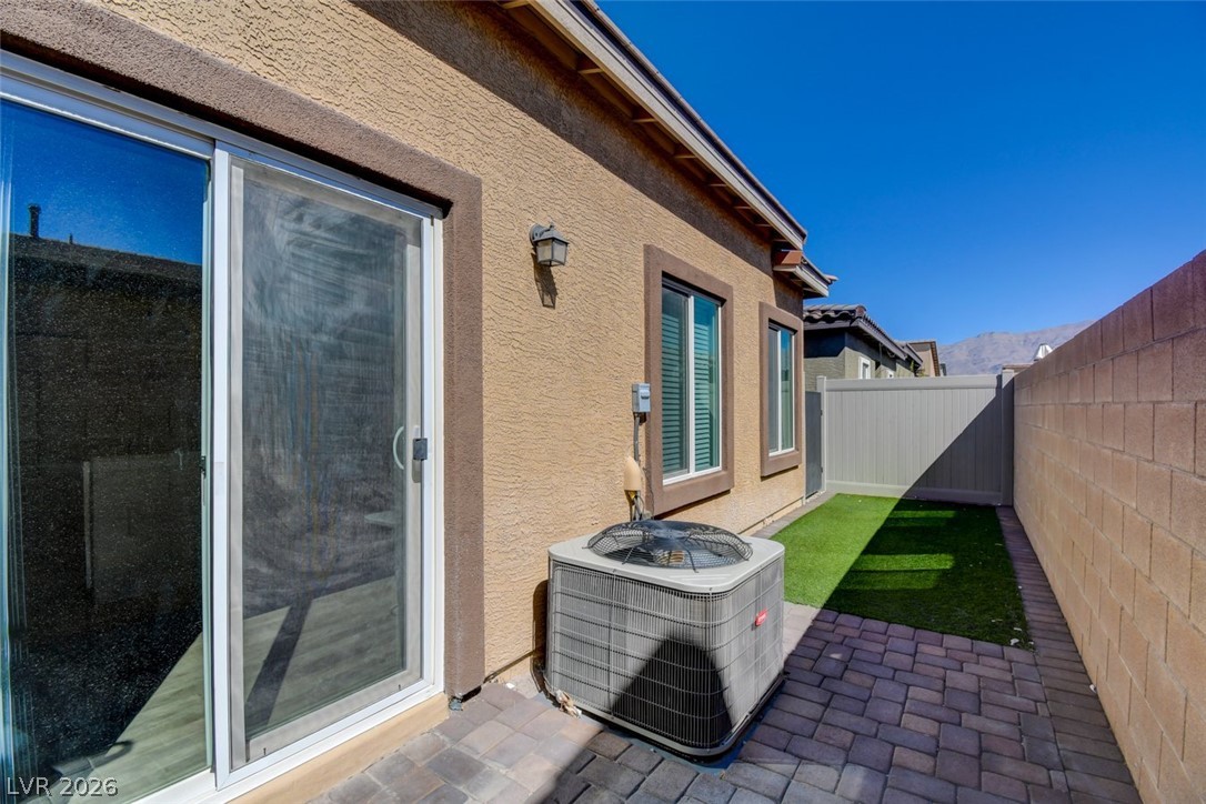 7526 Crested Moon Street Property Photo 6