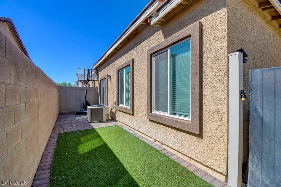 7526 Crested Moon Street Property Photo 8