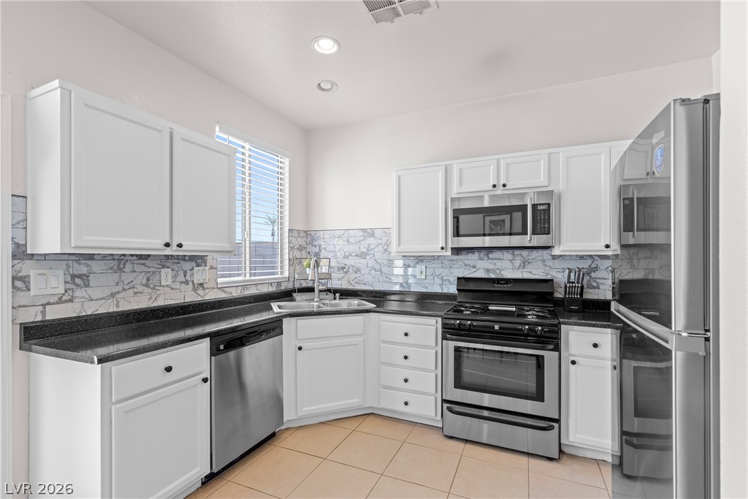 1076 Sweeping Vine Avenue Property Photo 13