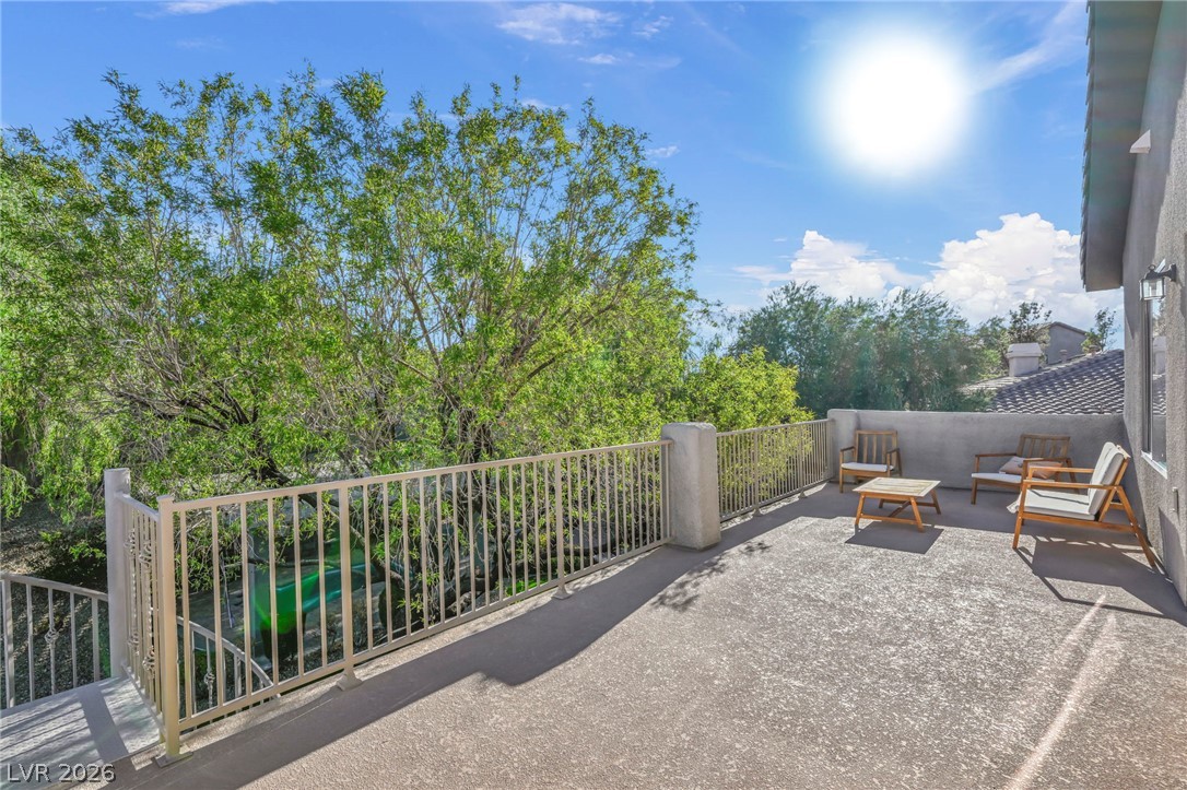 17 Winding Road Property Photo 9