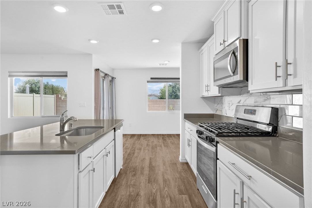 1586 Gold Sunset Avenue Property Photo 8