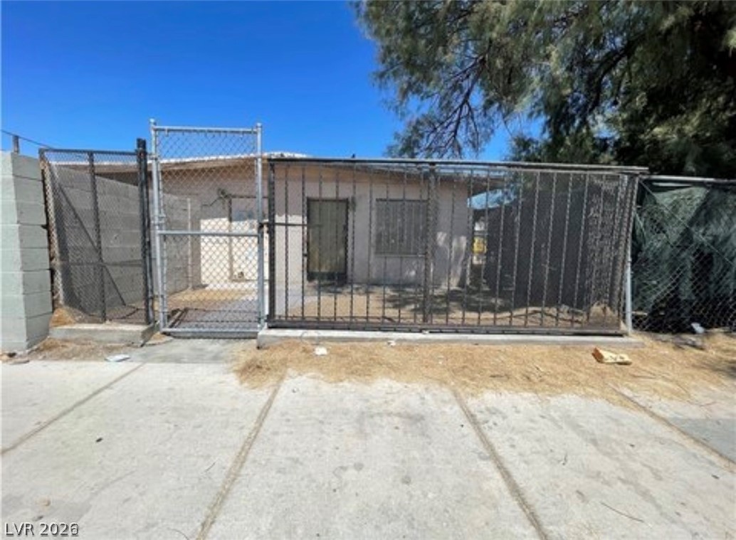720 West Wilson Avenue Property Photo 2