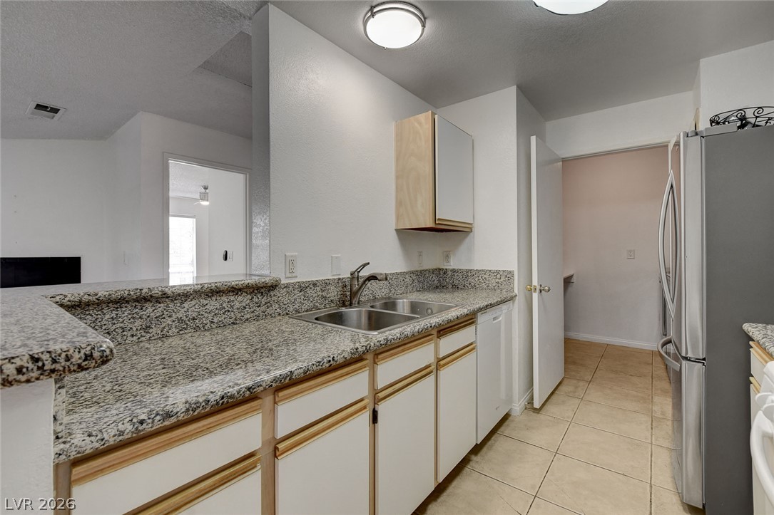 2200 South Fort Apache Road 2234 Property Photo 6