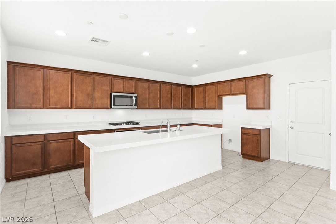 528 Sunny Pointe Street Property Photo 3