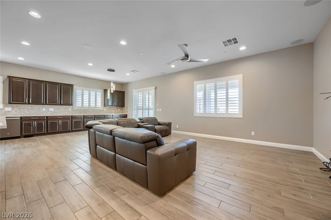 617 Comodo Street Property Photo 4
