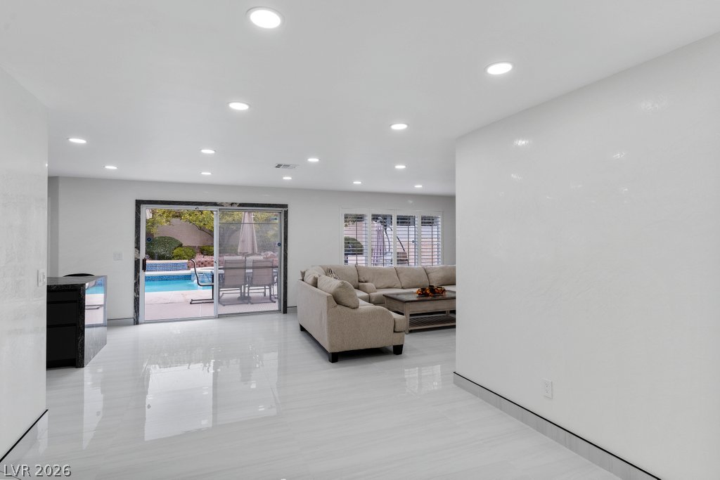 9404 Low Tide Court Property Photo 6