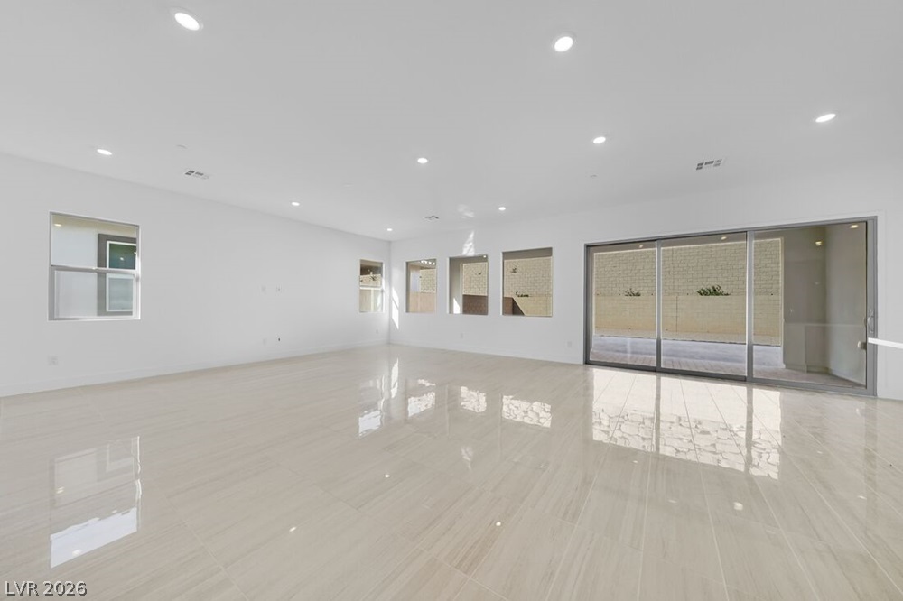 370 Tigullio Avenue Property Photo 3