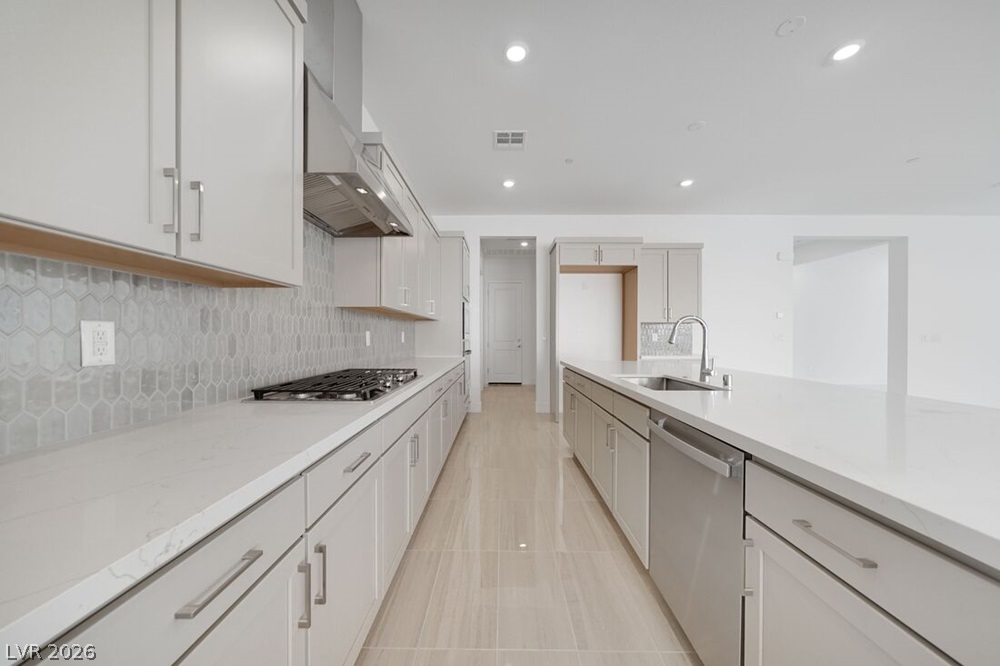370 Tigullio Avenue Property Photo 6