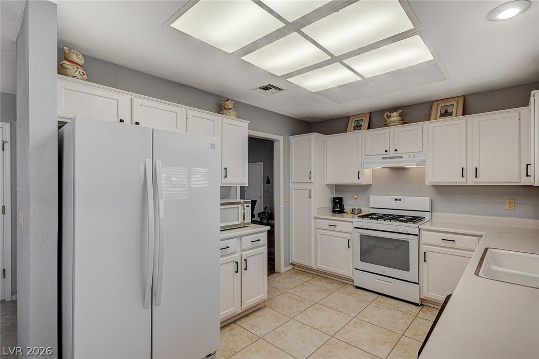 2508 Desert Sands Drive Property Photo 8