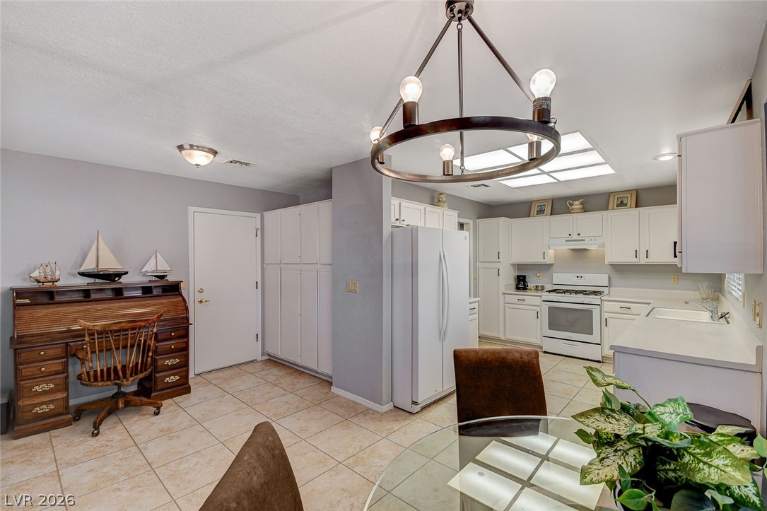 2508 Desert Sands Drive Property Photo 14