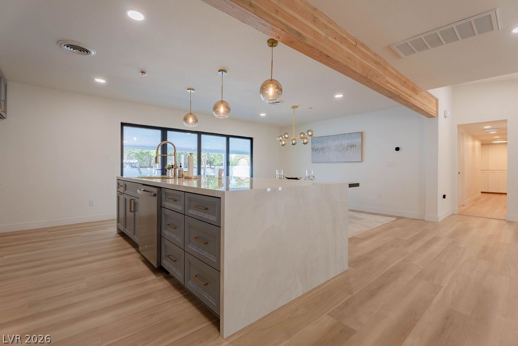 2106 West Oakey Boulevard Property Photo 9