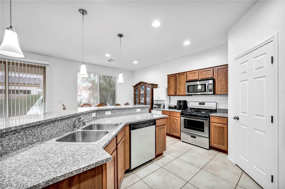 7576 Shiny Bangle Court Property Photo 3