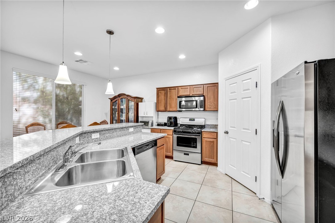 7576 Shiny Bangle Court Property Photo 4
