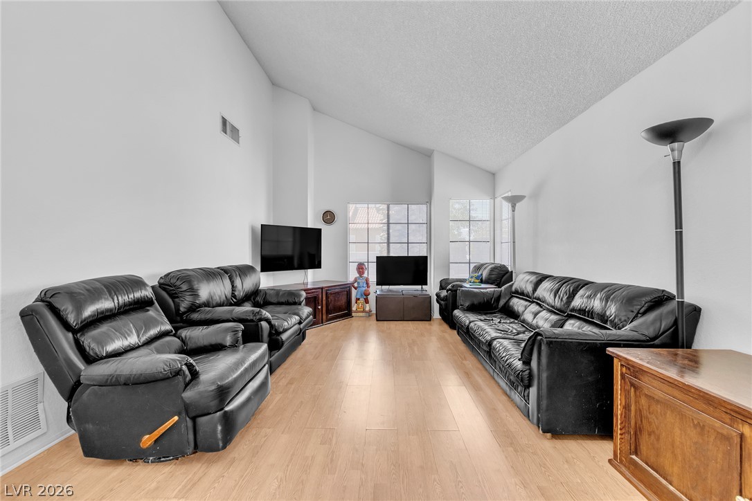 318 Bradford Drive Property Photo 5