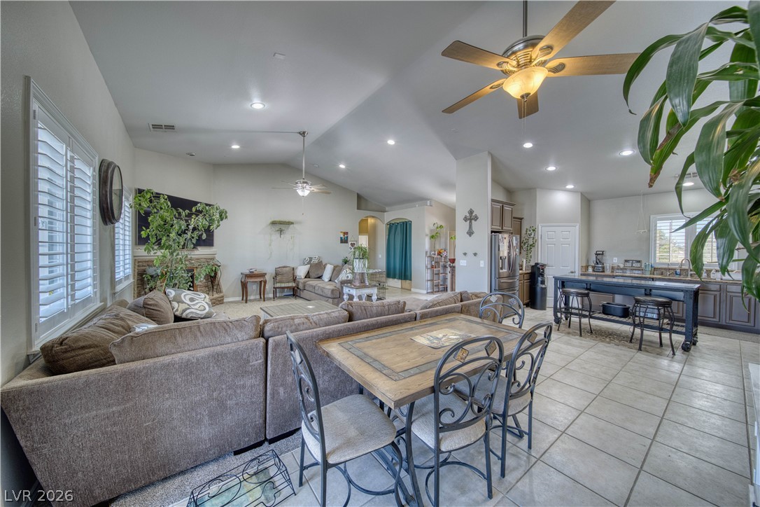 800 East Jaybird Street Property Photo 3