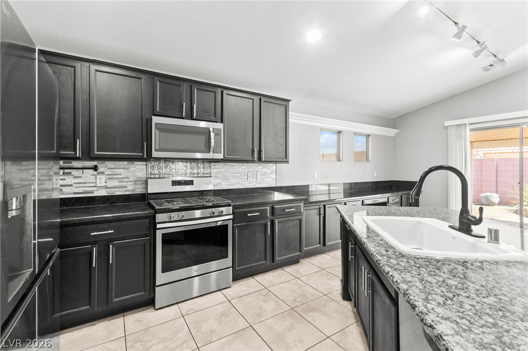 5918 Hills Echo Street Property Photo 16