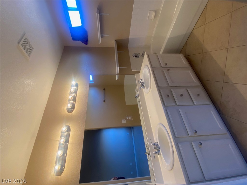 5010 Paradise Harbor Place Property Photo 8