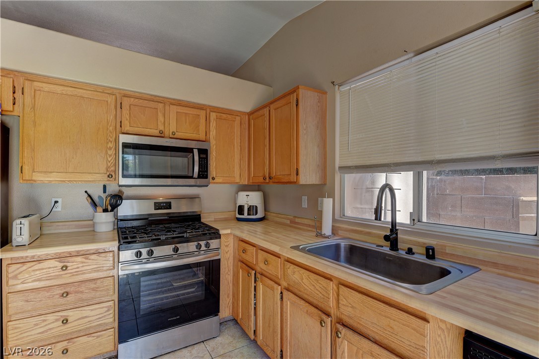 1263 Shimmering Glen Avenue Property Photo 12