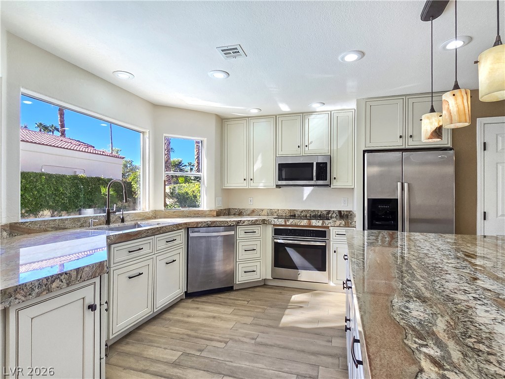 5205 Coral Glow Court Property Photo 9