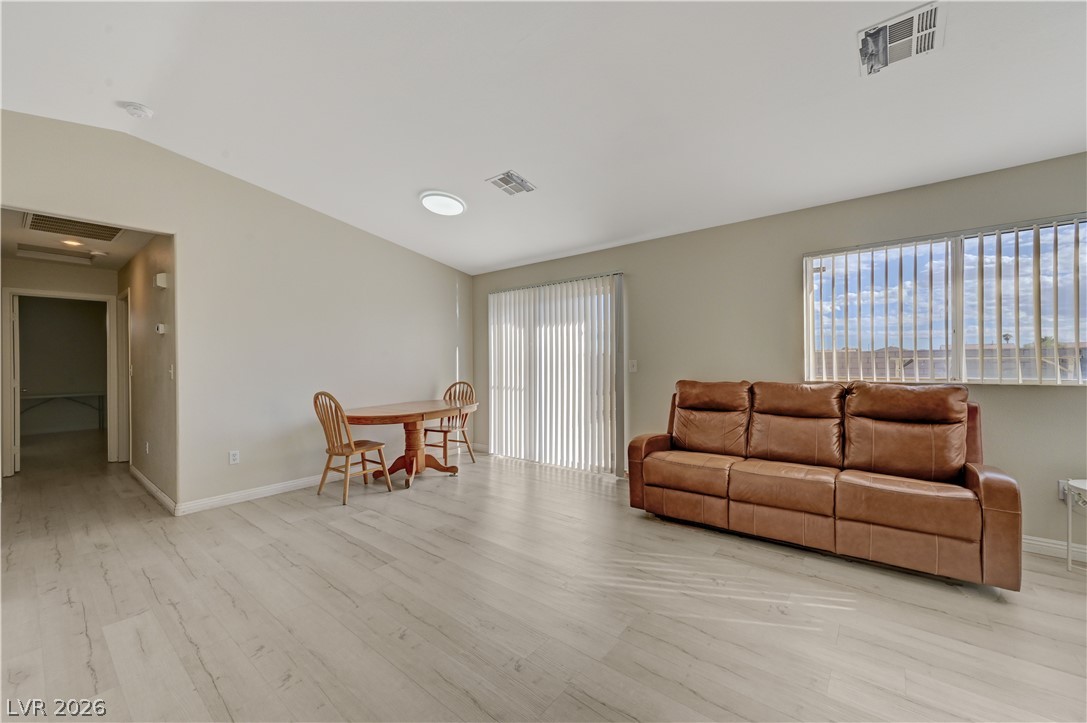 2025 Hollow Oak Avenue Property Photo 4