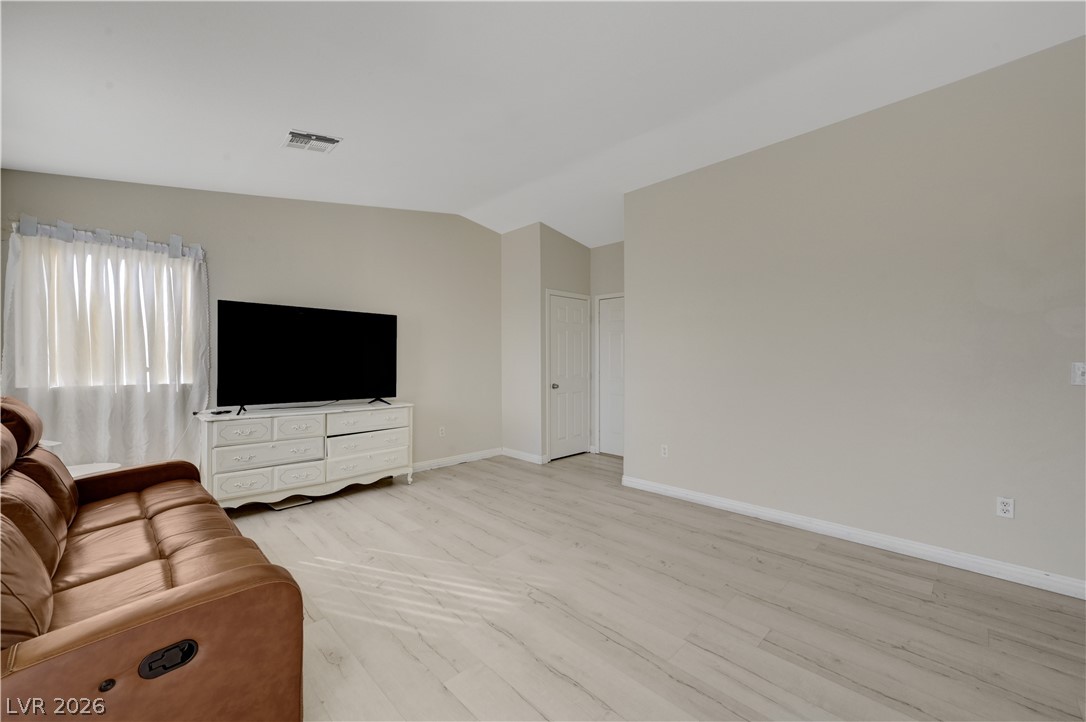 2025 Hollow Oak Avenue Property Photo 6