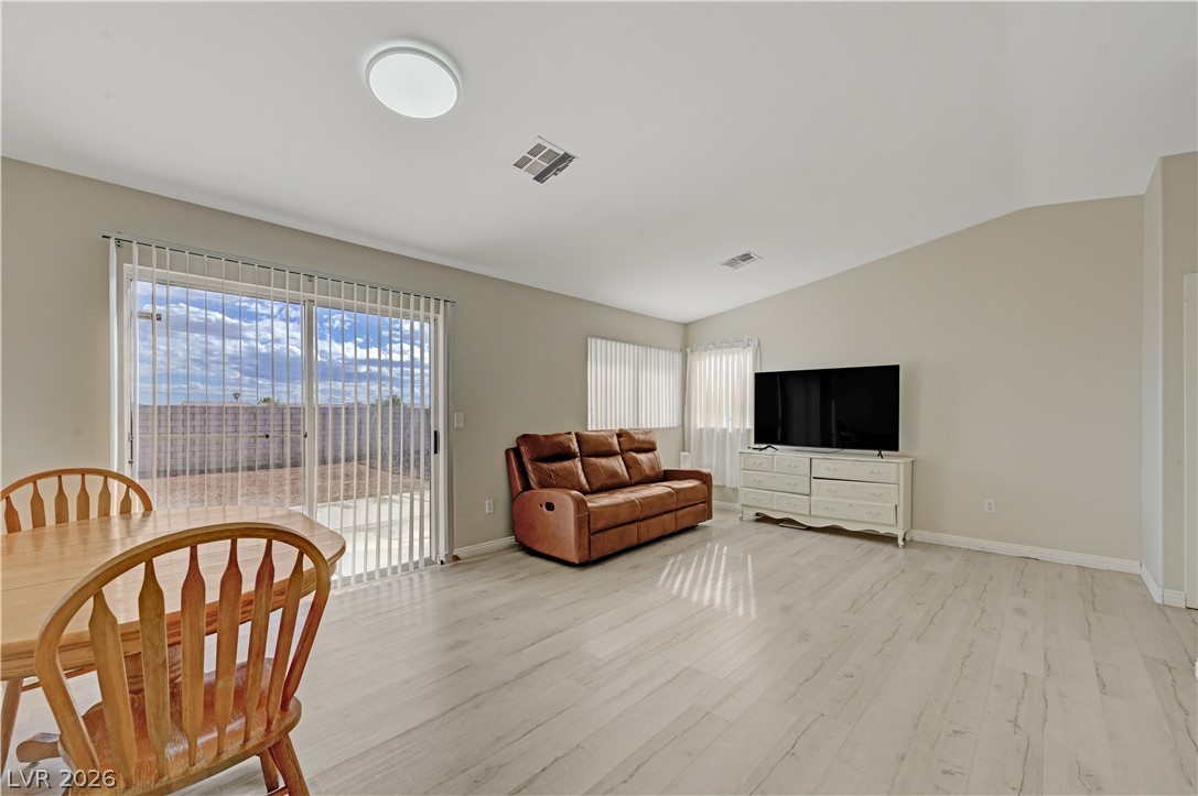 2025 Hollow Oak Avenue Property Photo 7