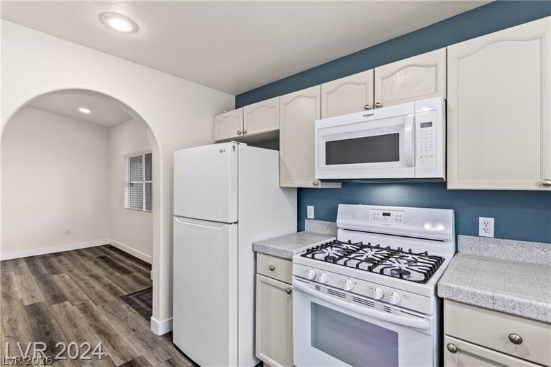 352 Amber Pine Street 201 Property Photo 4