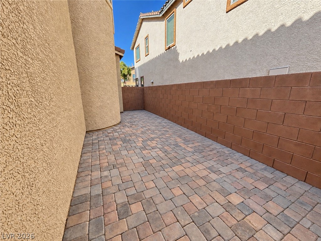 7546 Dobroyd Drive Property Photo 2
