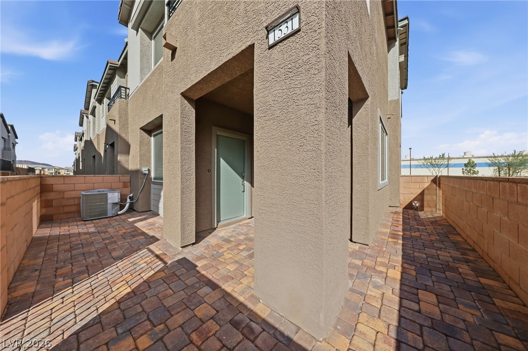 1531 Layla Crossing Avenue Property Photo 3