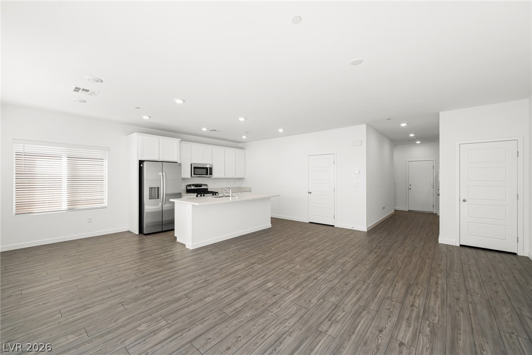 9933 Kimura Hills Avenue Property Photo 4